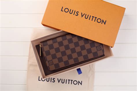 Come riconoscere un portafoglio Louis Vuitton originale